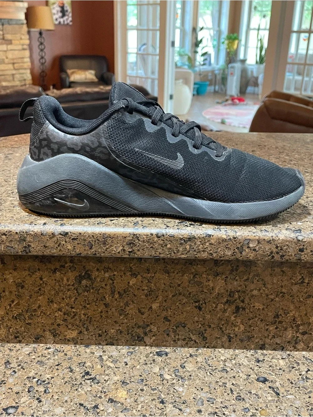 Nike Bella 7 Air Zoom Women’s 8.5 Black & Gray Leopard Print Accent FZ1689-002